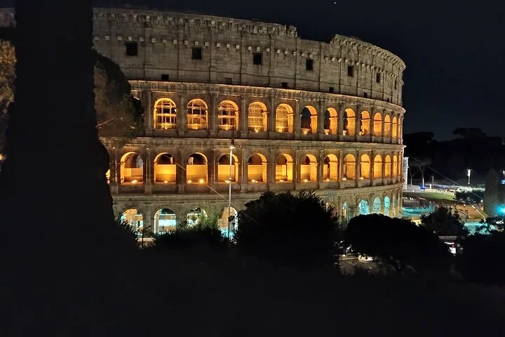 Walk the magic of Rome at night